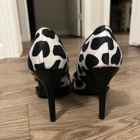 Cow print heels - Picture 5 of 6